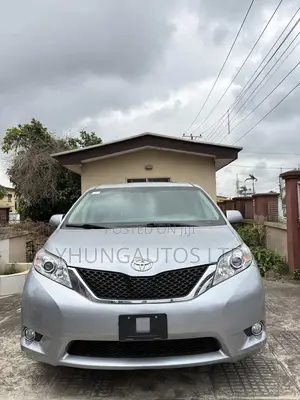 Toyota Sienna XLE Premium 8 Passenger (3.5L 6cyl 8A) 2017 Silver
