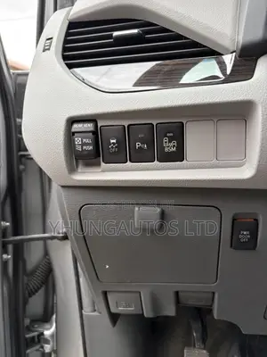 Toyota Sienna XLE Premium 8 Passenger (3.5L 6cyl 8A) 2017 Silver
