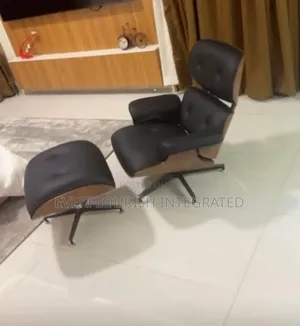 Luxury Relaxing Chair With Foot Rest.