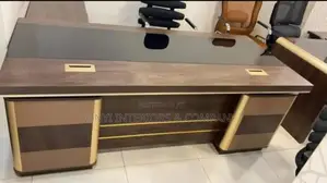 5.5 Feet Executive Office Table With Drawers and Extension