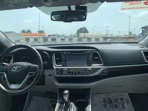 Toyota Highlander Limited 4dr SUV AWD (3.5L 6cyl 6A) 2015 Silver