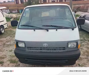 Toyota HiAce 2000 White