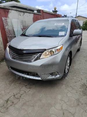Toyota Sienna XLE AWD 7-Passenger 2013 Silver