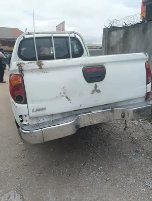 Mitsubishi L200 Double Cab 2.5 180hp 4WD 2014 White
