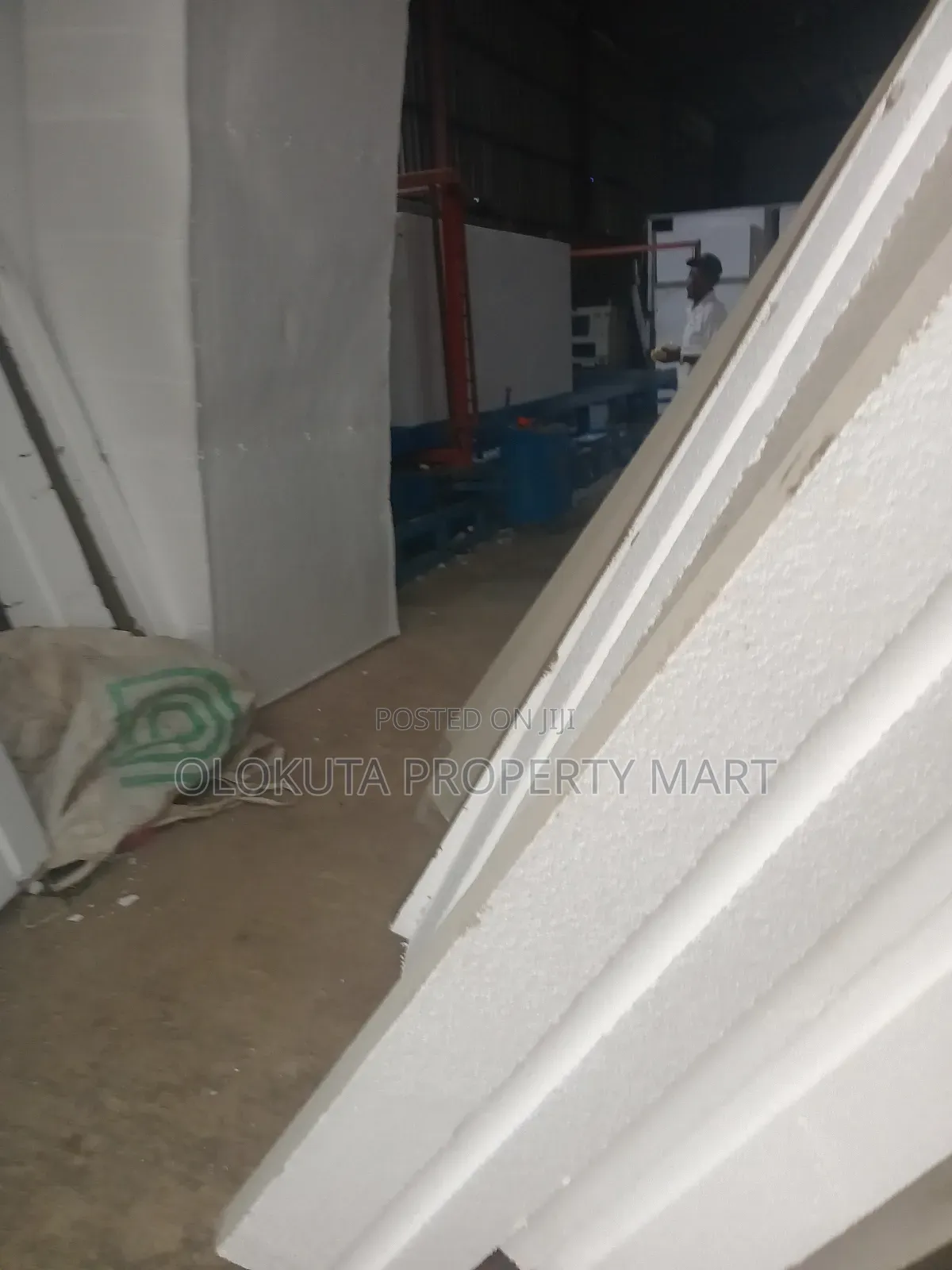 Polystyrene Parapet, Blo