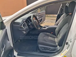 Toyota Camry LE FWD (2.5L 4cyl 8AM) 2018 White