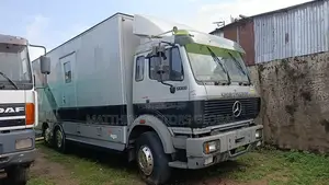 Super Clean Mercedes Benz Truck 2433