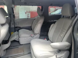 Toyota Sienna XLE AWD 7-Passenger 2013 Silver