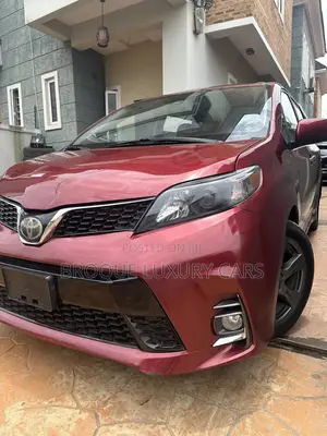 Toyota Sienna SE (3.5L 6cyl 8A) 2018 Red
