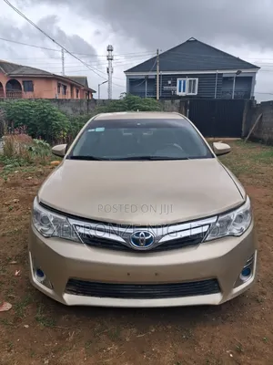 Toyota Camry LE 4dr Sedan (2.5L 4cyl 6A) 2012 Gold