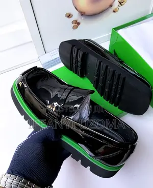Luxury Bottega Veneta Designs Black and Green Shoe