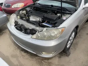 Toyota Camry XLE 4dr Sedan (2.4L 4cyl 5A) 2005 Silver
