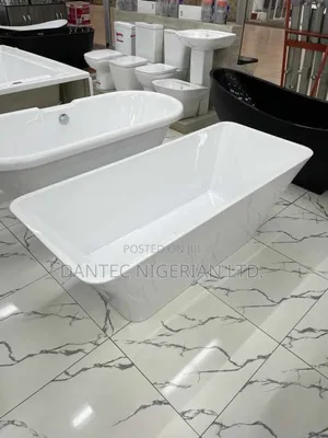 White Rectangle Bath Tub