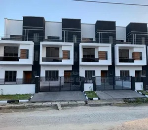 6bdrm Townhouse/Terrace in Orchid Road, Lekki for sale