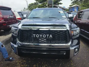 Toyota Sequoia Platinum 4dr SUV 4WD (5.7L 8cyl 6A) 2017 Black