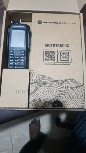 Motorola R7 VHF Walkie Talkie'