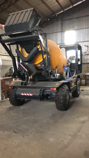 Brand New 2.5, 3.5 4.0cubic Meter Self Loader Mobile Concrete Mixer