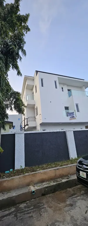 5bdrm Duplex in A Well Secured for sale