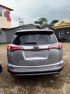 Toyota RAV4 XLE 4dr SUV (2.5L 4cyl 6A) 2018 Silver