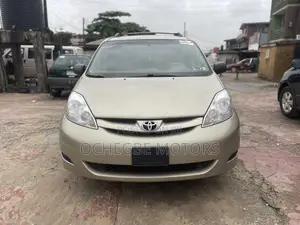 Toyota Sienna LE 8 Passenger 2010 Gold