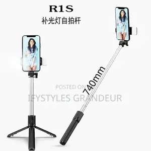 R1s Selfie Stick With Light