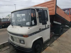608 Tipper Orange Bucket