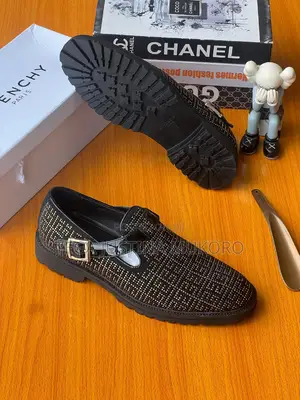 Men's Gold and Black Buckle Closure Shoe