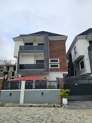 5bdrm Townhouse/Terrace in Ikate for sale
