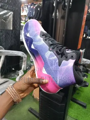 Mencco v-Light Basketball Shoe