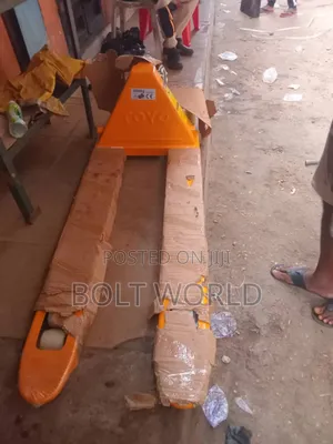 Pallet Trucks for Lifting of Heavy Load