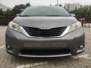 Toyota Sienna LE 7-Passenger 4dr Minivan AWD (3.5L 6cyl 6A) 2014 Gray