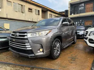 Toyota Highlander XLE 4x4 V6 (3.5L 6cyl 8A) 2018 Gray
