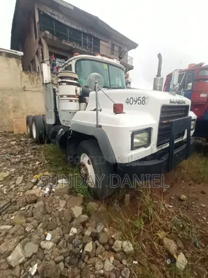 Mack Rd Trailer Head Tokunbo