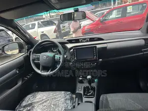 New Toyota Hilux 2025 Black