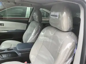 Toyota Avalon XLE Premium Sedan FWD (3.5L 6cyl 6A) 2013 Silver