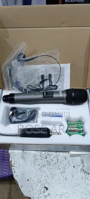 Wireless Microphone With Handheld Mic and Head Mic