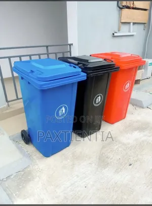 Garbage Can With Lid and Wheels