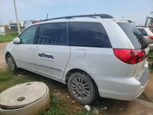 Toyota Sienna 2010 White