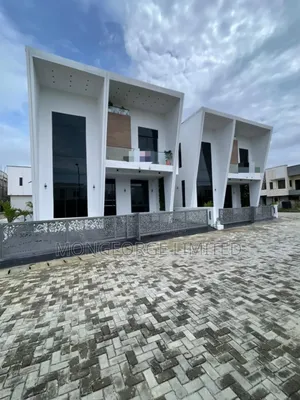 5bdrm Duplex in Chevron for sale