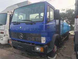 Mercedes Benz 814 German Truck 25ft Length