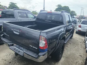 Toyota Tacoma V6 4dr Double Cab 4WD 6.1 ft. SB (4.0L 6cyl 5A) 2015 Gray