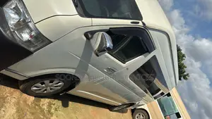 Toyota HiAce 2017 White