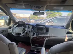 Toyota Sienna Limited Premium 7-Passenger 4dr Minivan (3.5L 6cyl 6A)
