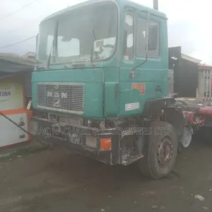 Tokunbo Man Desiel Trailer Head 12 Tyres Green Color