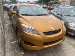 Toyota Matrix S Hatchback AWD (2.4L 4cyl 4A) 2012 Gold