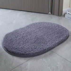 Fluffy Footmat. (1lv22n1)