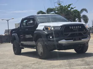 New Toyota Hilux 2024 Black