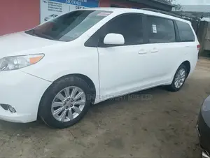 Toyota Sienna LE 8 Passenger 2012 White