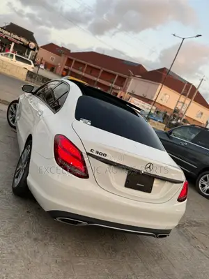 Mercedes-Benz C300 Luxury Sedan RWD (2.0L 4cyl 7A) 2016 White