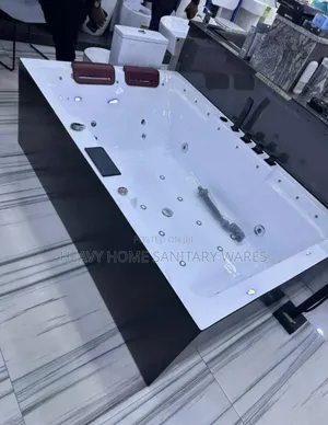 Double Executive Black and White Jacuzzi